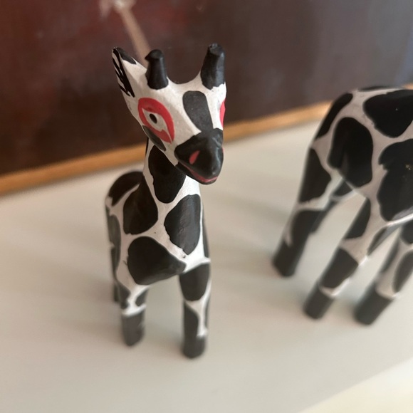 Vintage Handcrafted Black and White Giraffe Figurines Indonesia - Picture 9 of 16